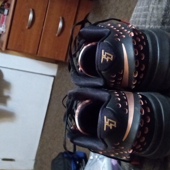 9 1/2 black and pink Kevin durants Nike zooms - Picture 3 of 3
